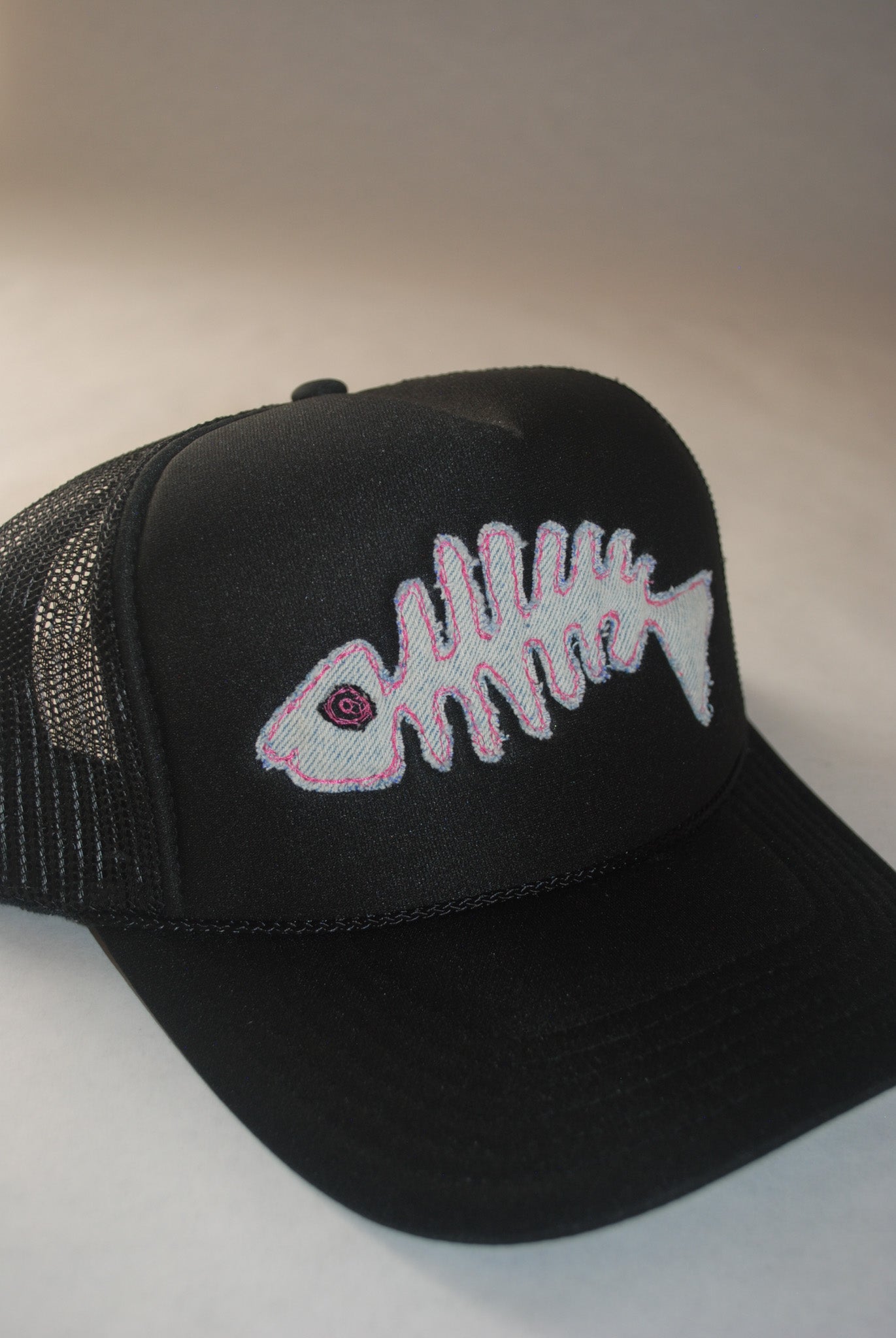BLACK FISH SKELLY TRUCKER