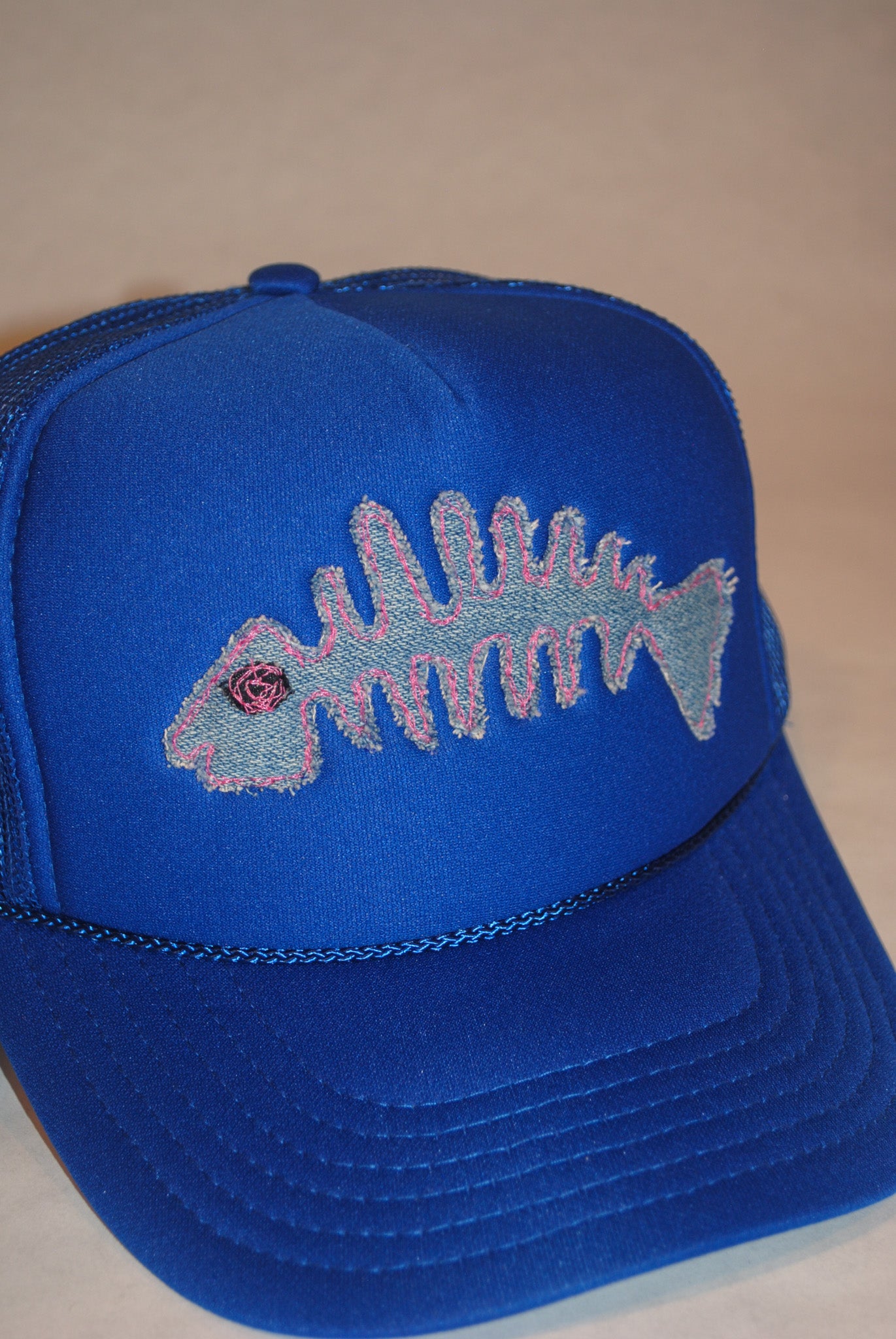 DARK BLUE FISH SKELLY TRUCKER